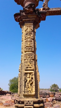 West Pillar, Hindola Toran, Gyaraspur