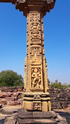 East Pillar, Hindola Toran, Gyaraspur